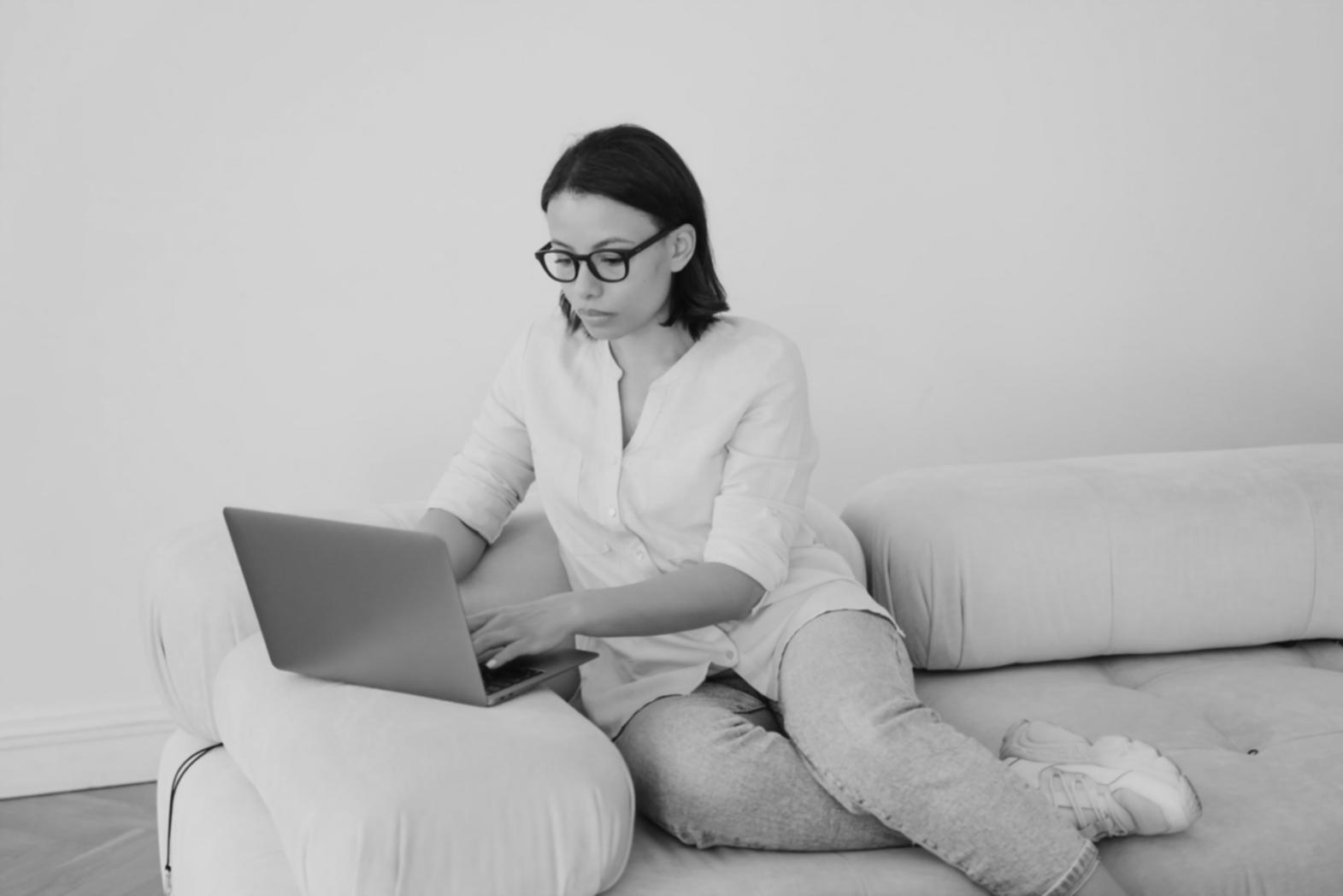 Equipo de profesionales colaborando en estrategias de capacitación empresarial
