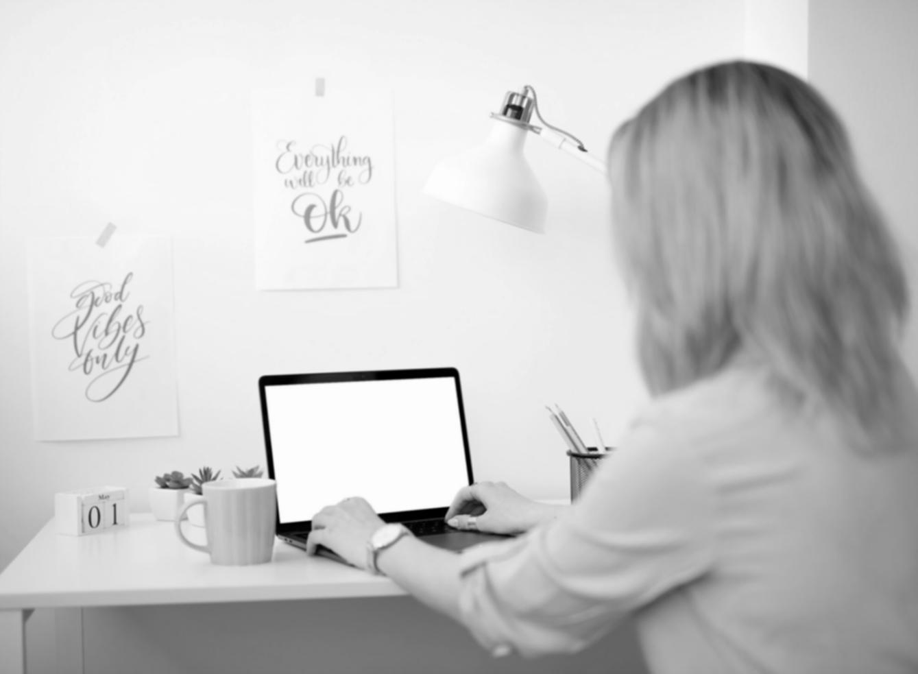 Espacio de trabajo moderno con tecnología avanzada para capacitación empresarial